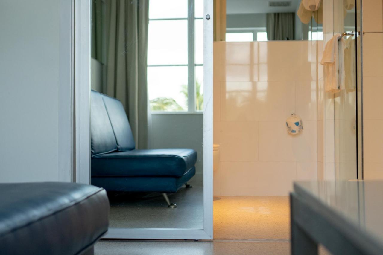 Suite con cama extragrande y vistas al mar