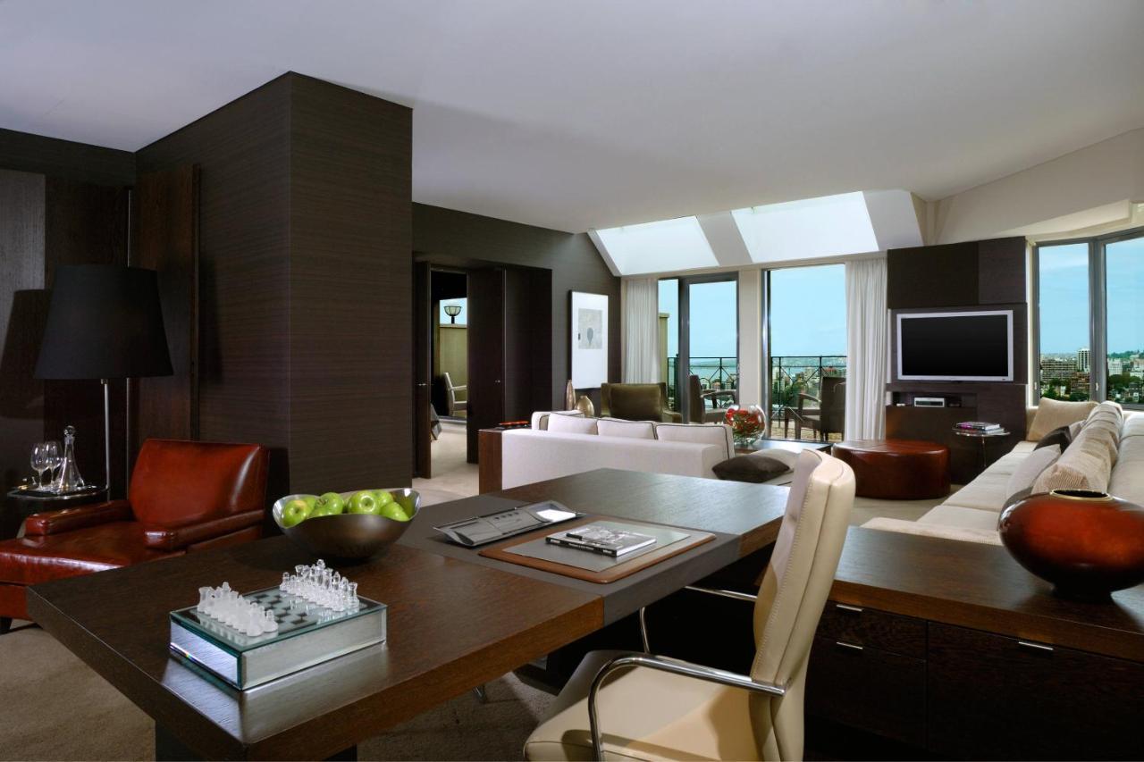 Royal Suite mit 1 Schlafzimmer mit 1 Kingsize-Bett und Zugang zur Club Lounge