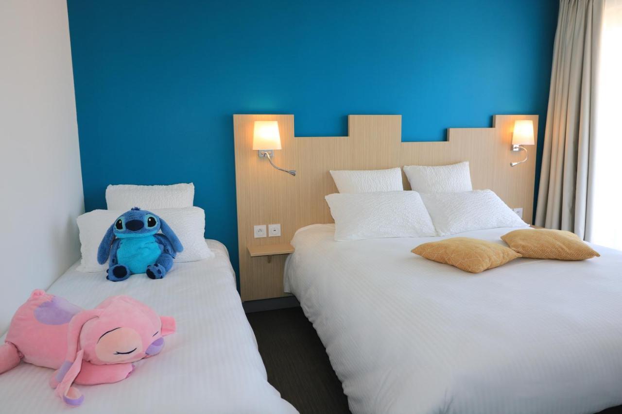 Family Room with One Queen Bed and One Single Bed - Balcony/Non-Smoking