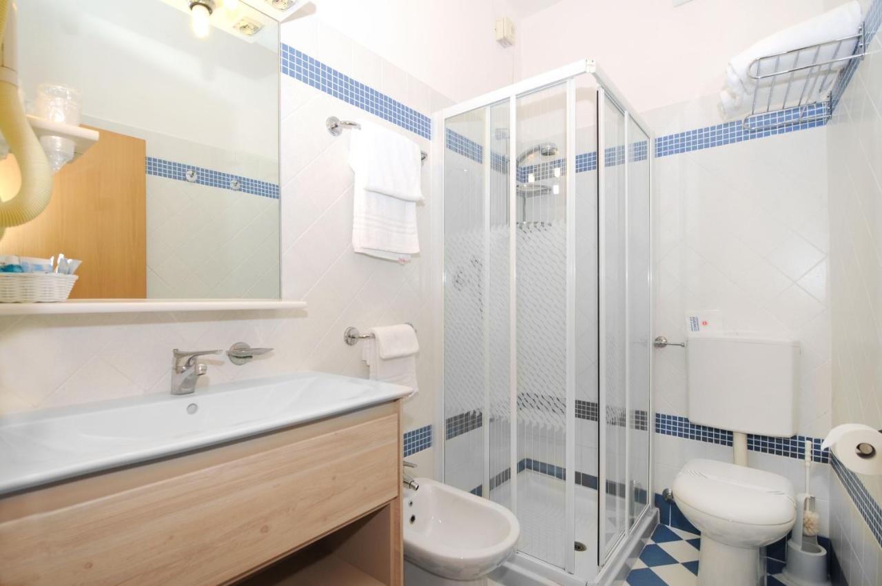 Doppel- oder Zweibettzimmer mit Balkon und seitlichem Meerblick