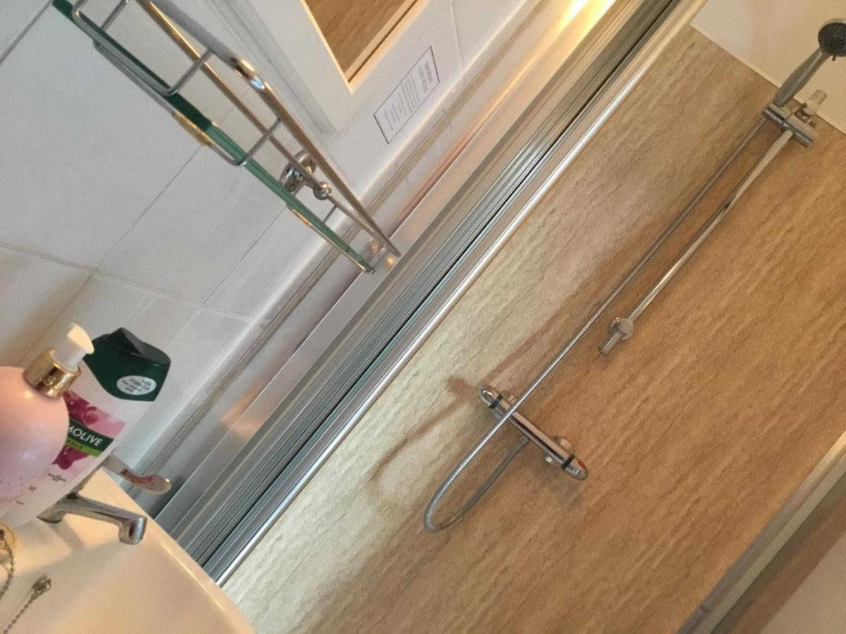 Twin Room Shower,1375925540:JPEG