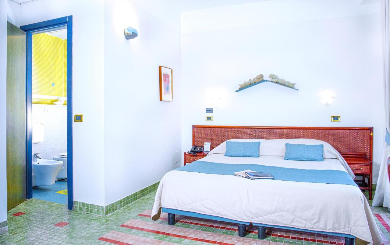 Doppelzimmer mit seitlichem Meerblick und Terrasse