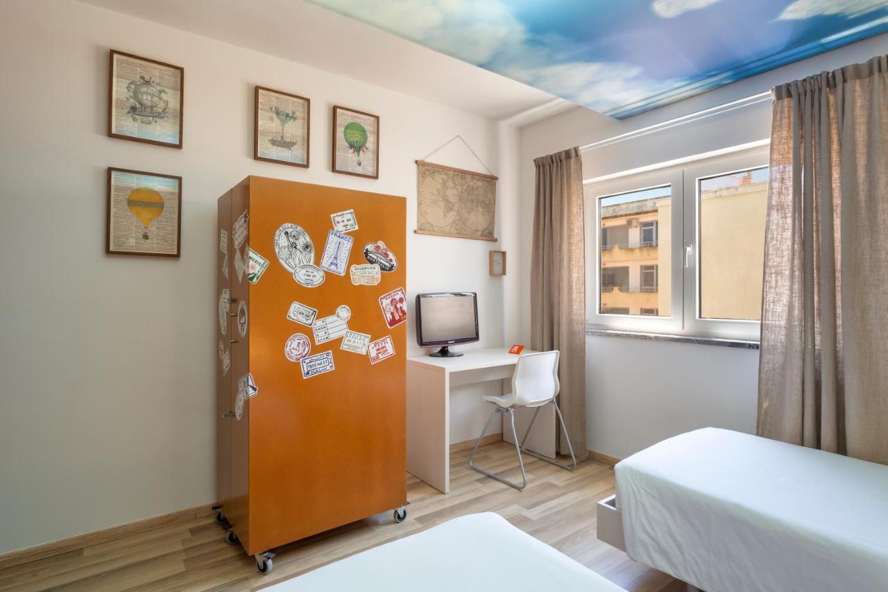 Themed Twin Room Around the World