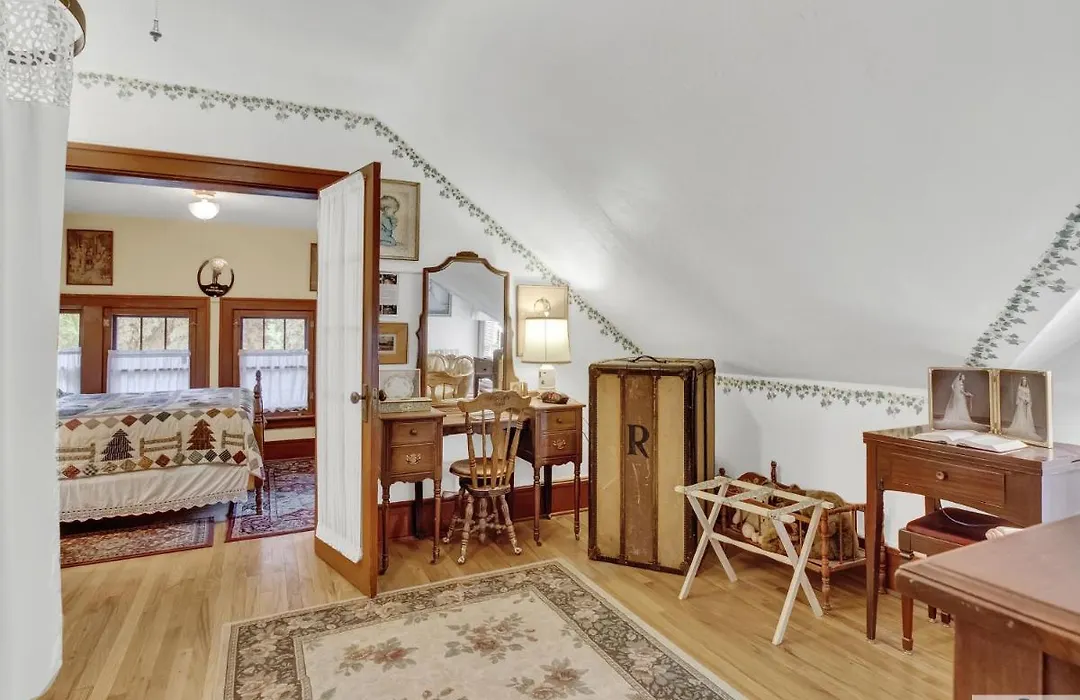 Robins Nest Bed & Breakfast-1