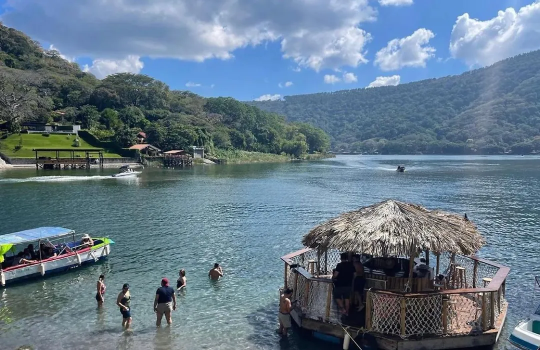 Captain Morgan Hostel Lake Coatepeque-1