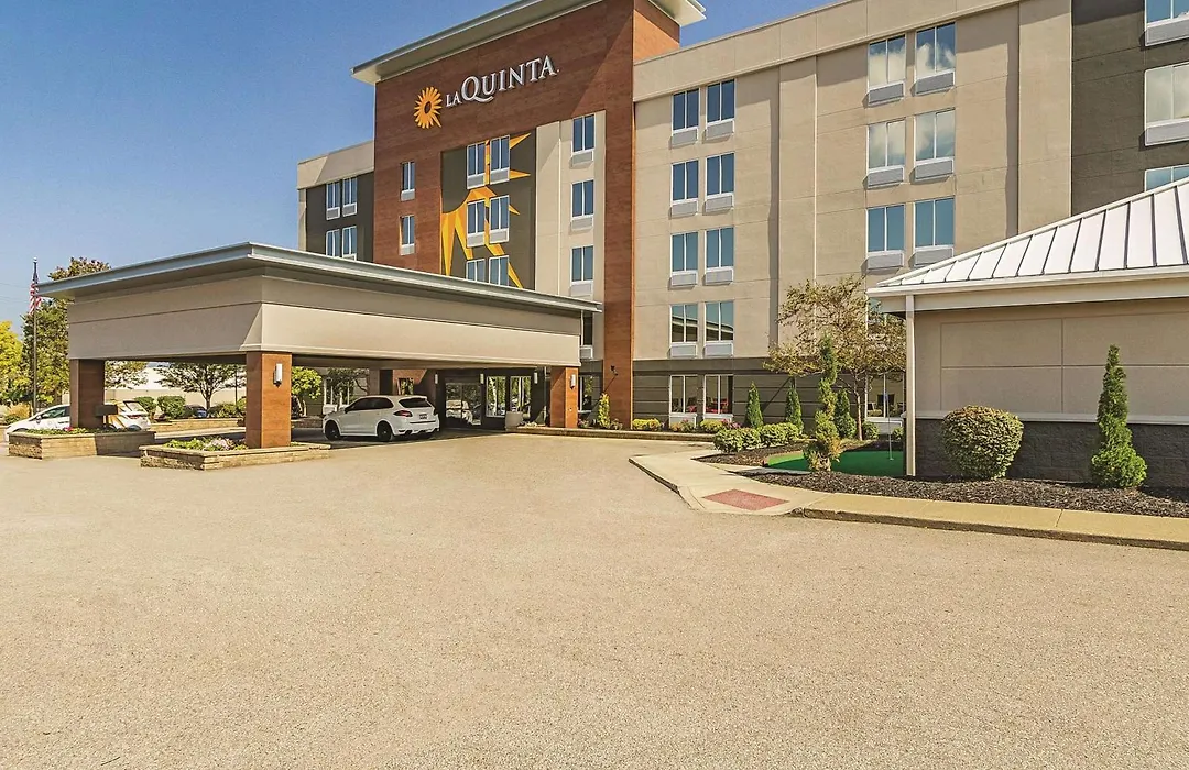 La Quinta Inn & Suites By Wyndham Cleveland Airport West-1
