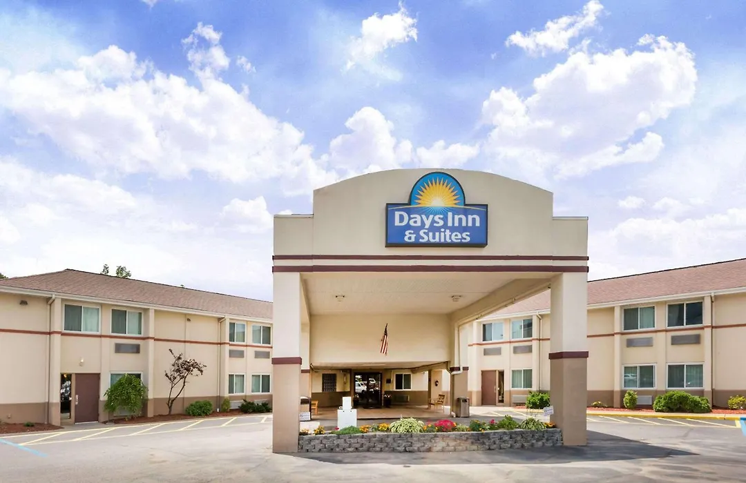 Days Inn & Suites By Wyndham Bridgeport - Clarksburg-1
