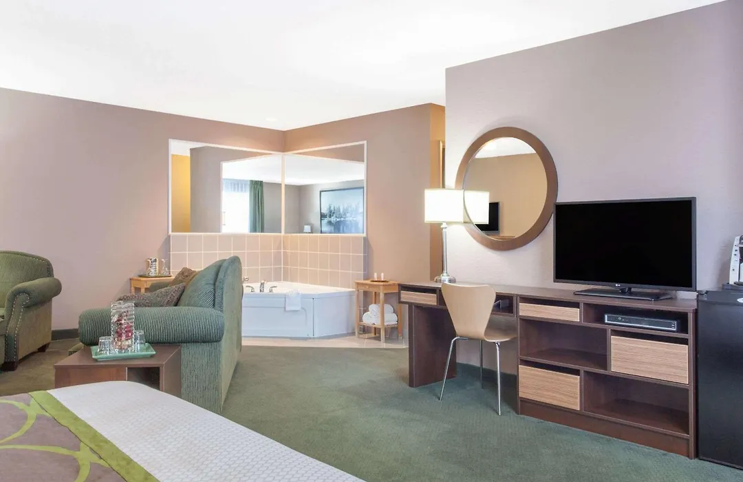 Super 8 By Wyndham Kenora-1