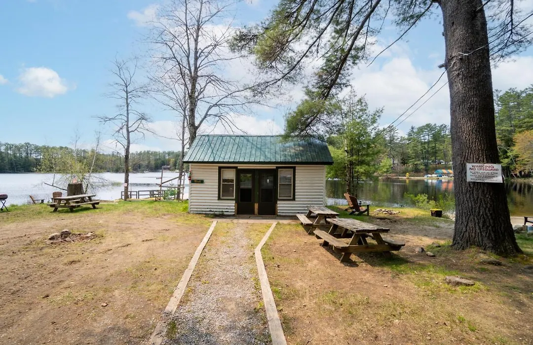 Hide-A-Way Waterfront Cottages-1