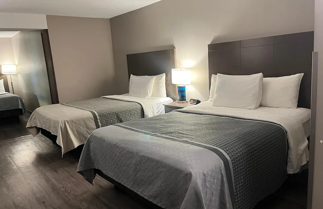 Travelodge Hotel By Wyndham Saskatoon-1