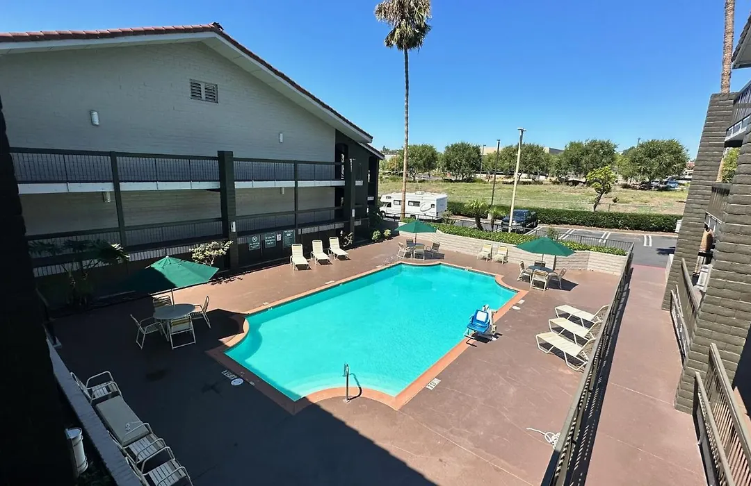 Days Inn By Wyndham San Diego Vista-1