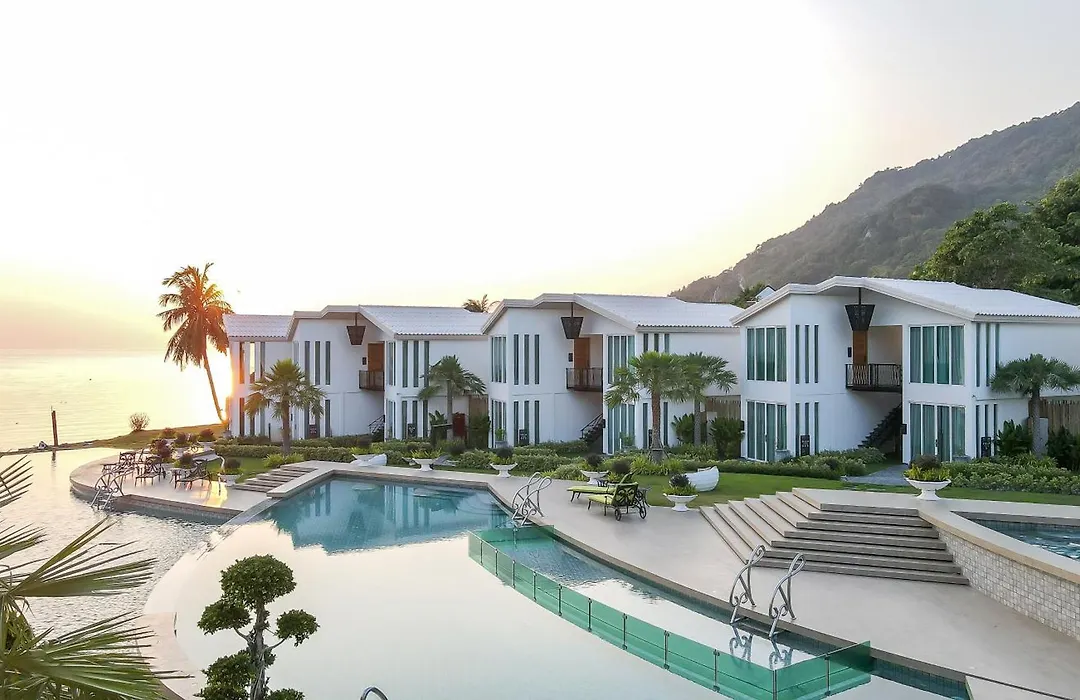 Vannee Golden Sands Beachfront Resort-1