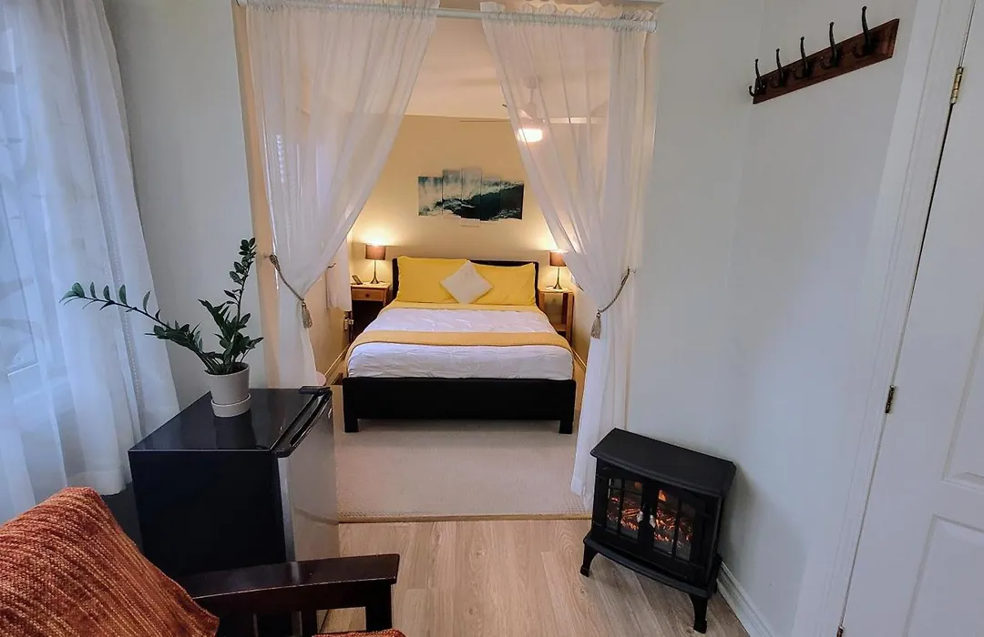 Kokomo Inn: Tropical Riverfront B&B for Adults on Capital Cycling Route-1