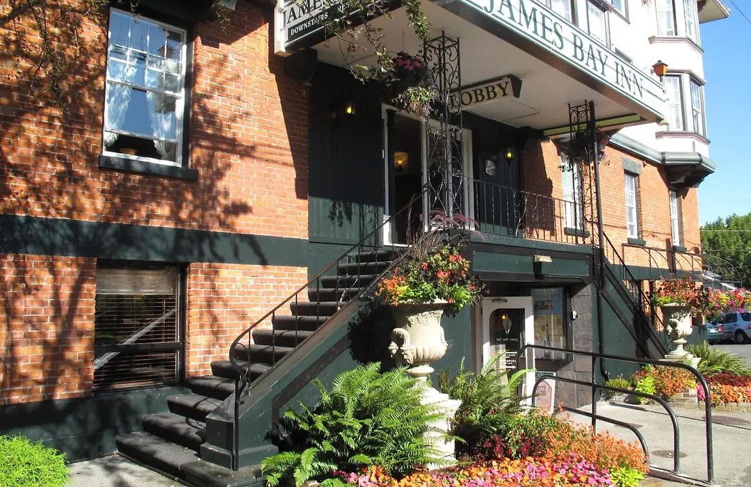 James Bay Inn Hotel, Suites & Cottage-1