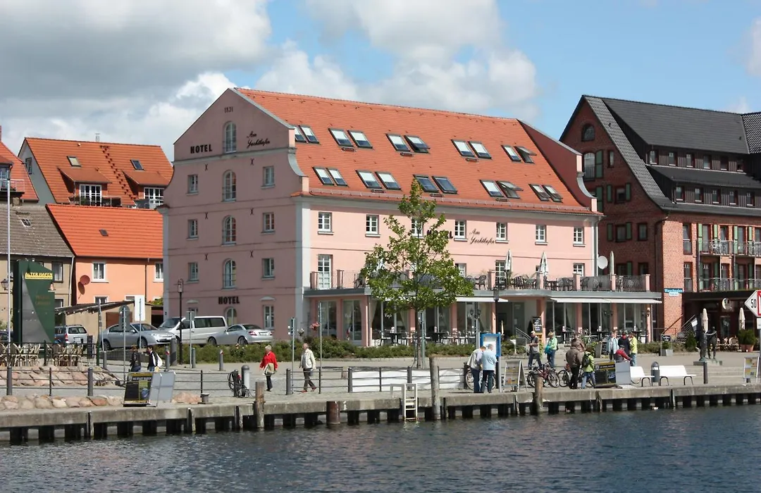 Hotel Am Yachthafen-1