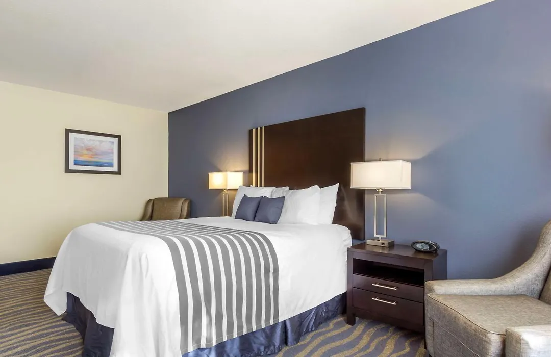 Best Western Plus Edmonds Harbor Inn-1