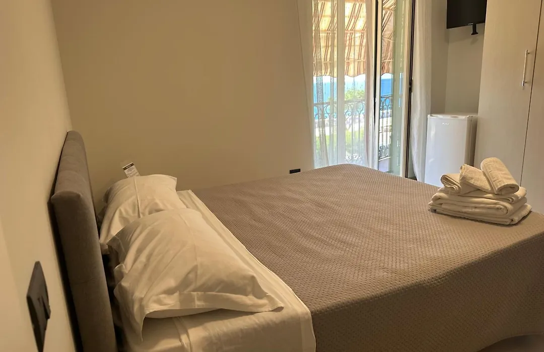 Hice Room Lungomare Fronte Mare-1