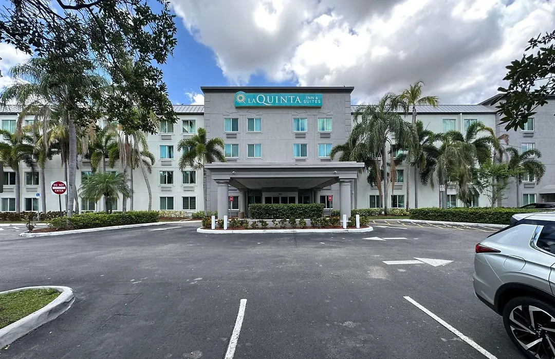 La Quinta Inn & Suites By Wyndham Sawgrass-1