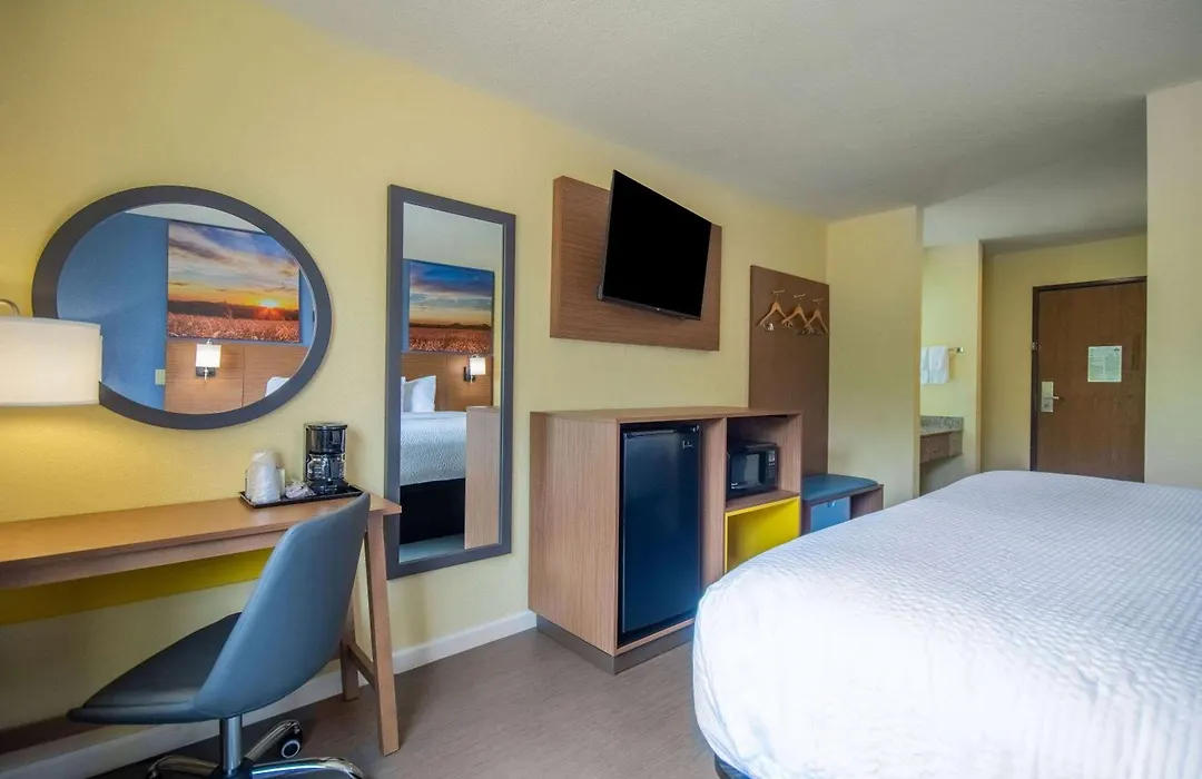 Days Inn By Wyndham Evansdale Waterloo-1