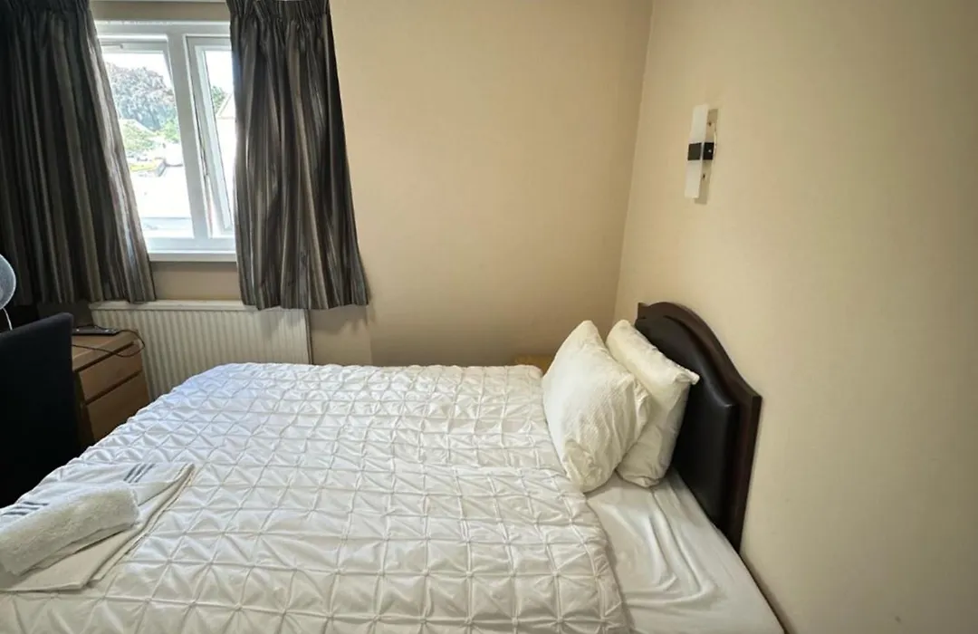 Burnett Arms Hotel-1
