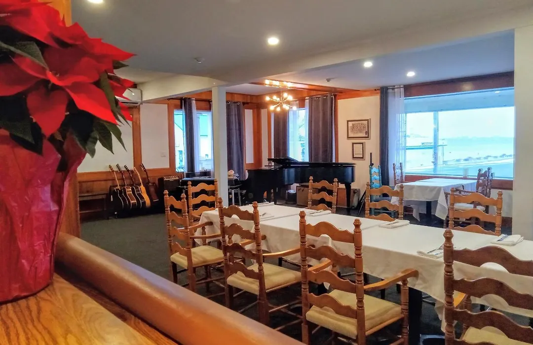 Hotel Wolfe Island-1