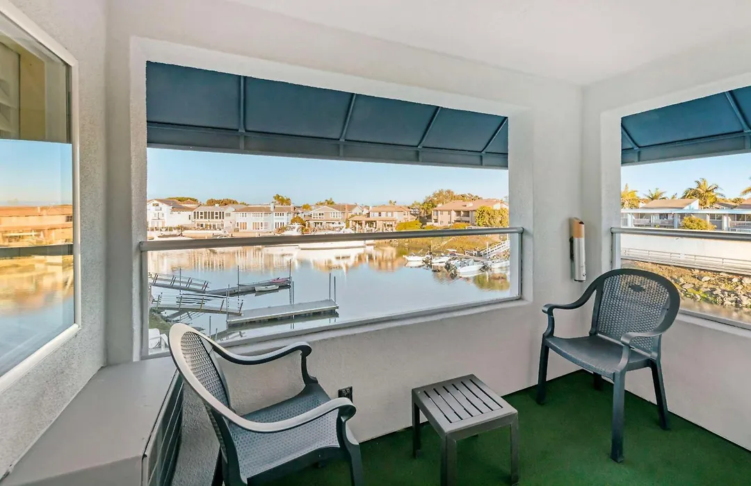 Best Western Harbour Inn & Suites Huntington - Sunset Beach-1