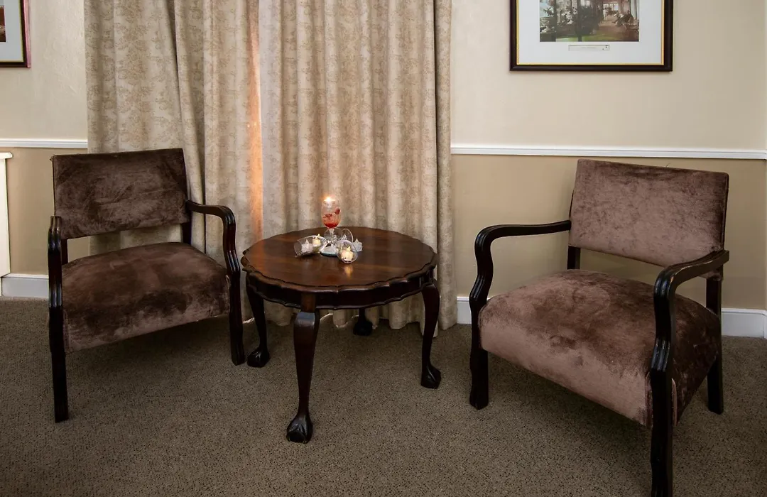 Queen'S Hotel By Bon Hotels-1