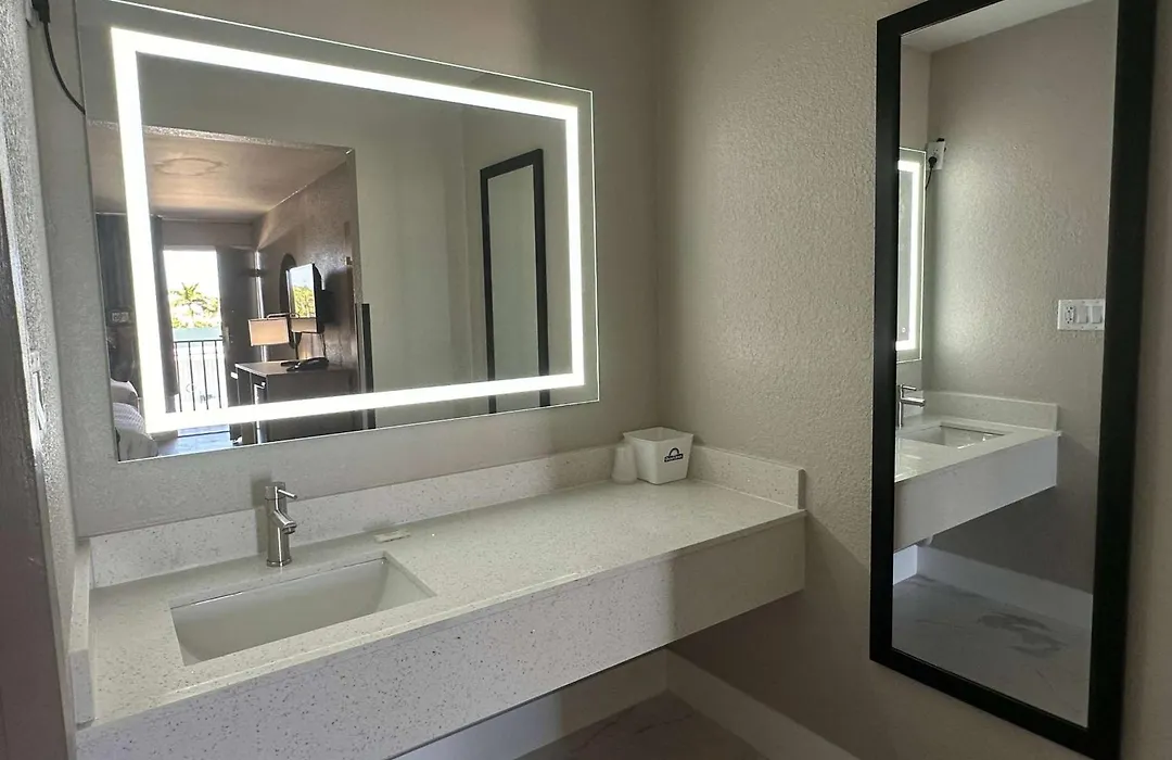 Days Inn By Wyndham Fort Myers-1
