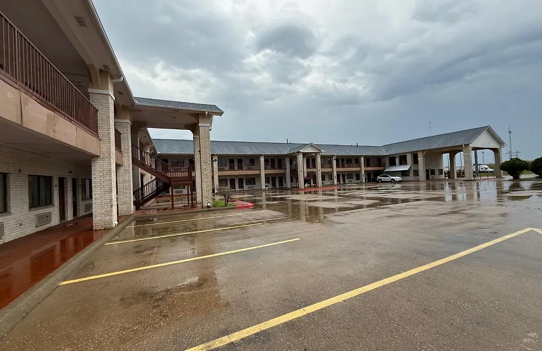 Days Inn By Wyndham Navasota-1