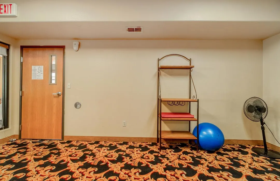 Days Inn & Suites By Wyndham Beeville-1