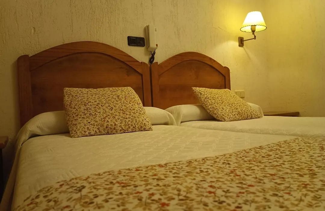 hostal Decerca Prádena-1