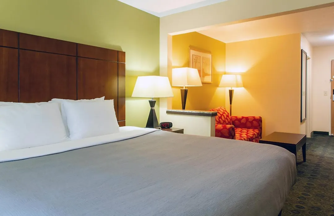 Quality Inn & Suites Bloomington I-55 And I-74-1
