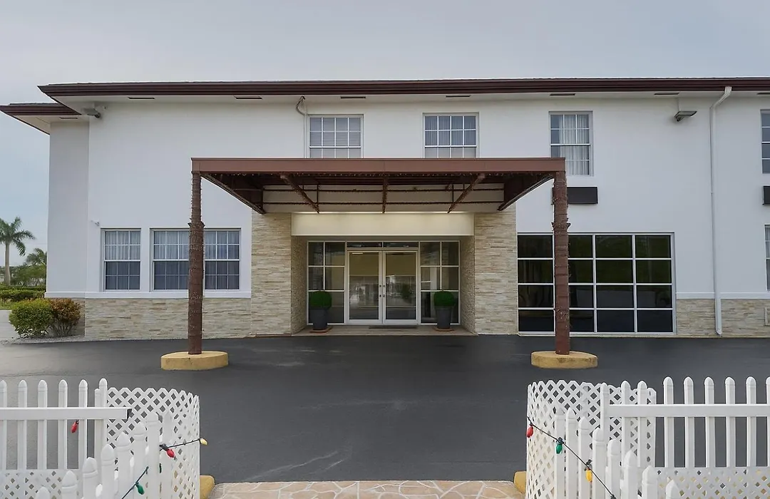 Belmont Inn & Suites-1