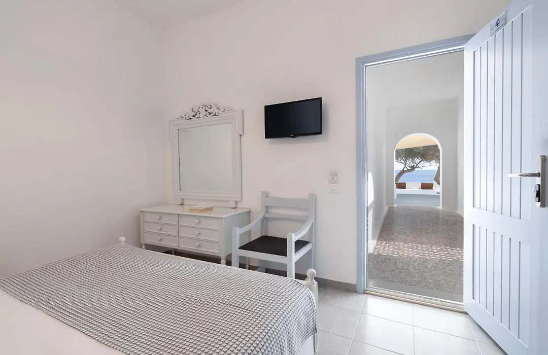 Akrotiri Hotel-1
