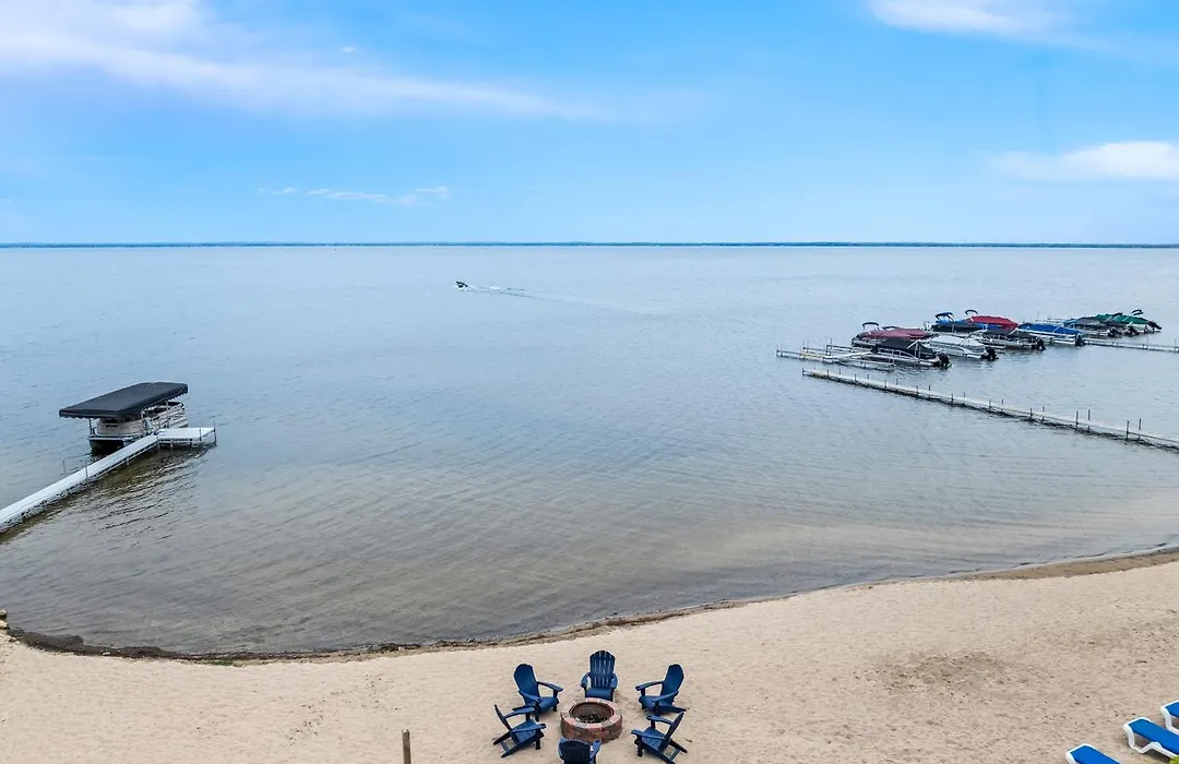 Beachfront Hotel Houghton Lake-1