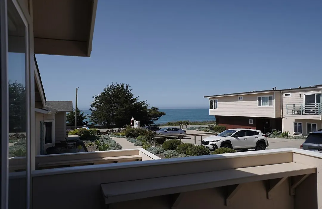 Cambria Landing Inn And Suites-1