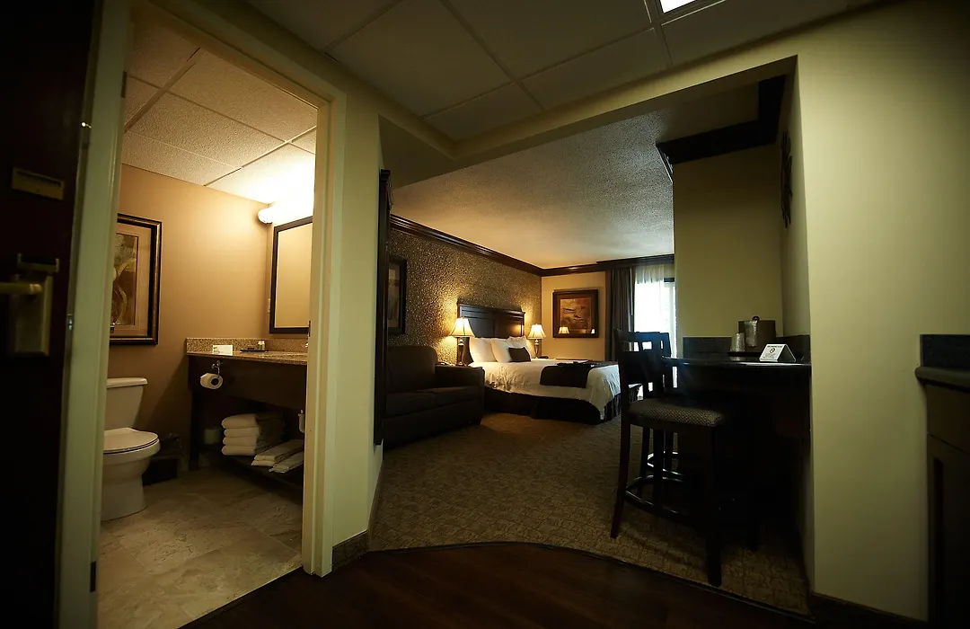 Fourwinds Lakeside Inn & Marina-1