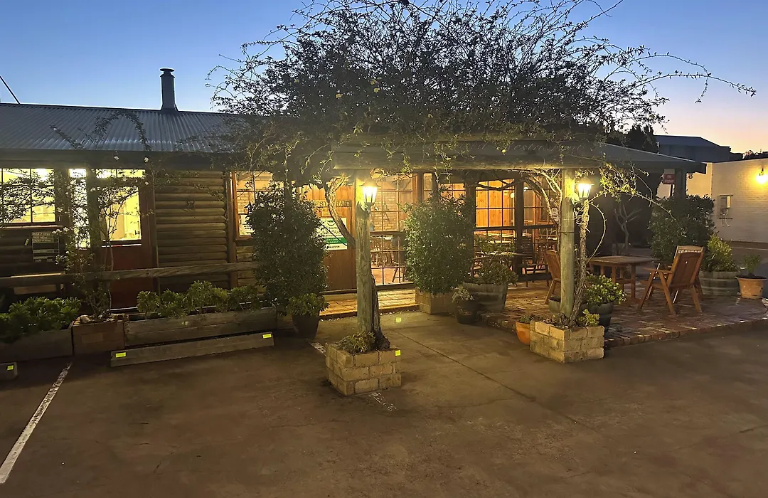 Banjo Paterson Motor Inn-1