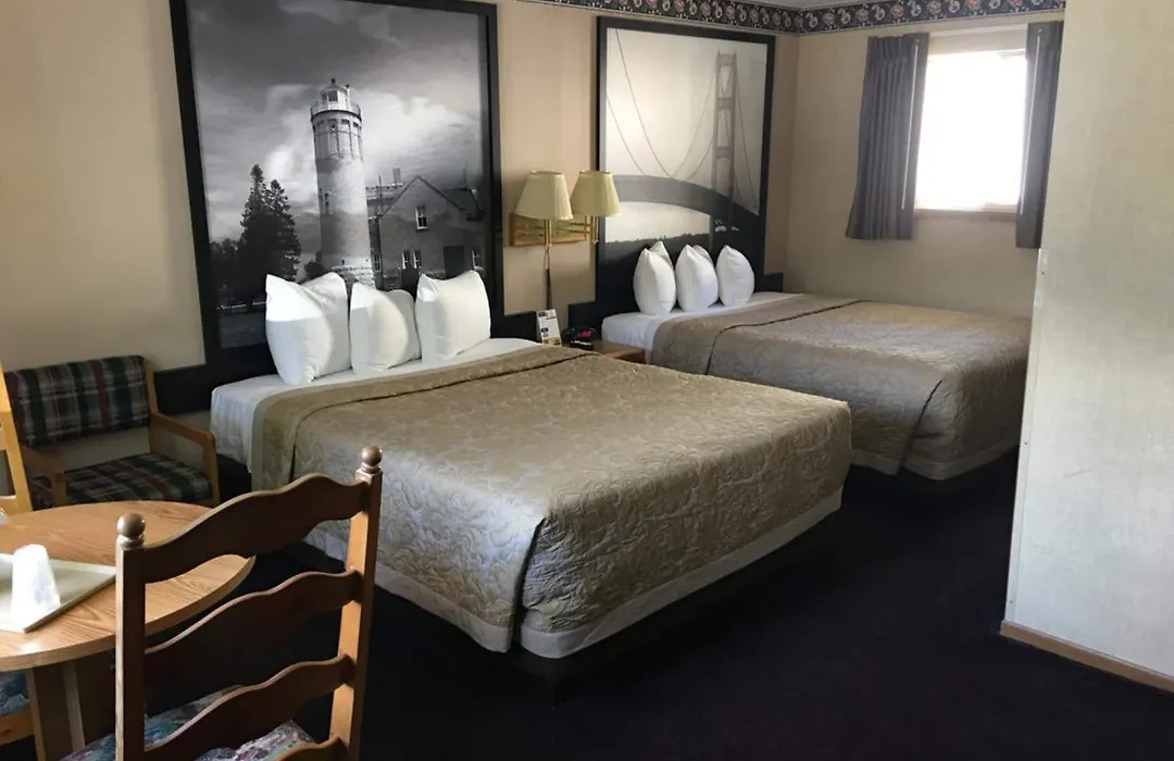 Super 8 Beachfront By Wyndham Mackinaw City, Mi-1