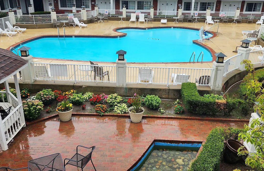 Days Inn & Suites By Wyndham Roseville/Detroit Area-1