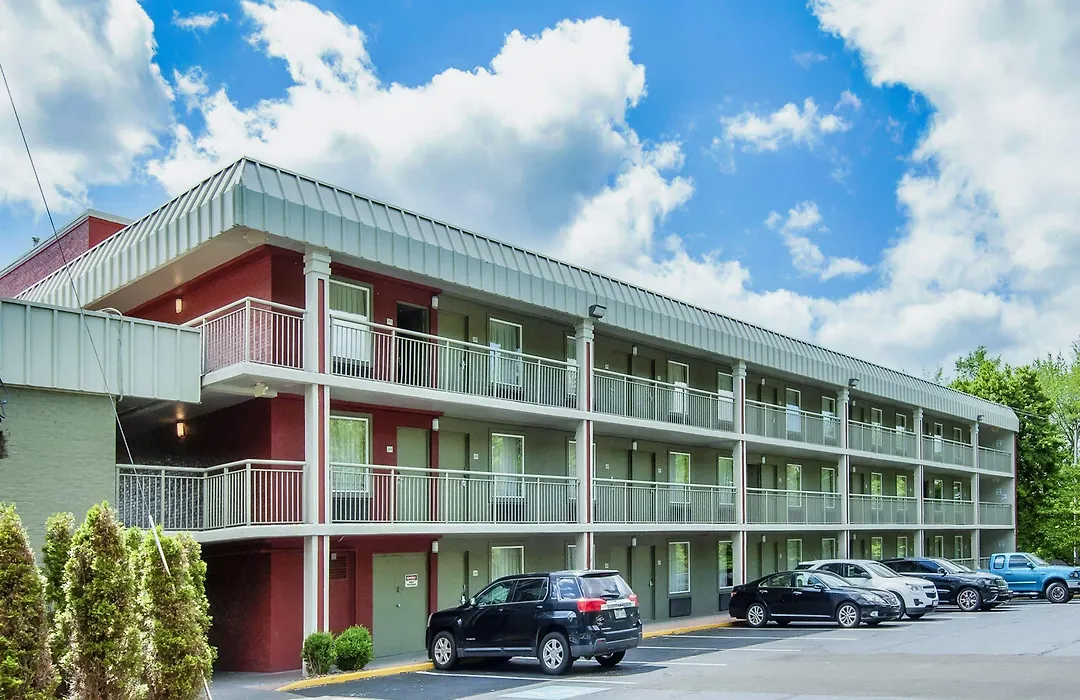 Days Inn & Suites By Wyndham Johnson City-1