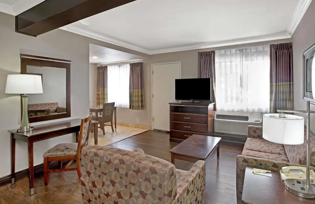 Super 8 By Wyndham Los Angeles-Culver City Area-1