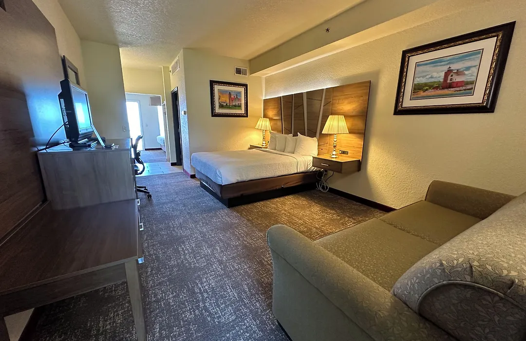 Mackinaw Beach And Bay Inn & Suites-1