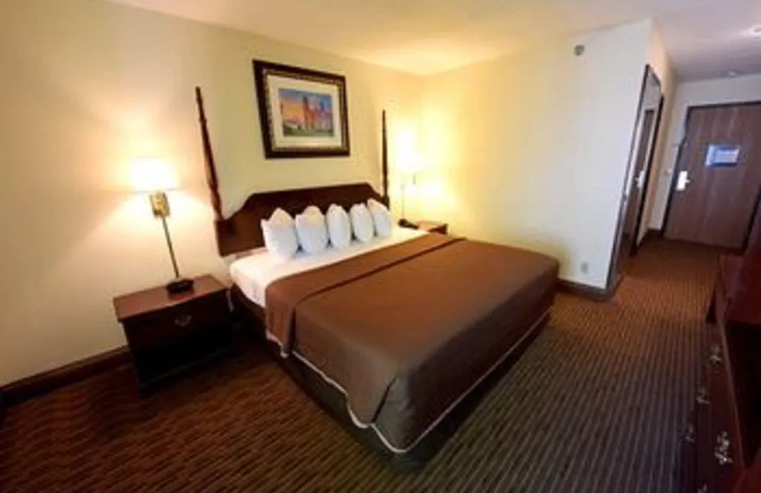 Waterfront Inn Mackinaw City-1