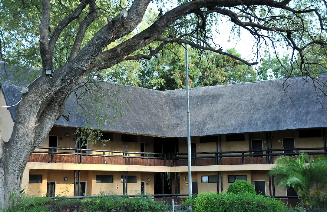 Cresta Riley'S Hotel-1