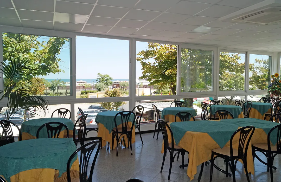 Hotel River fronte mare con piscina-1