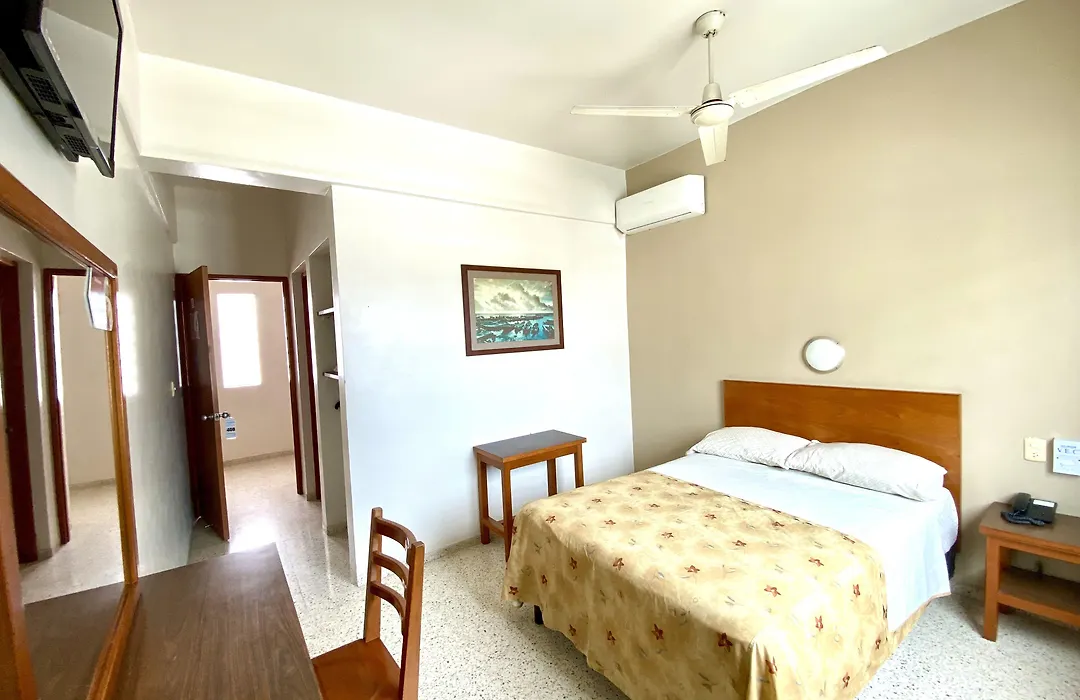 Hotel Delfines - A 2 Calles Del Acuario Veracruz-1