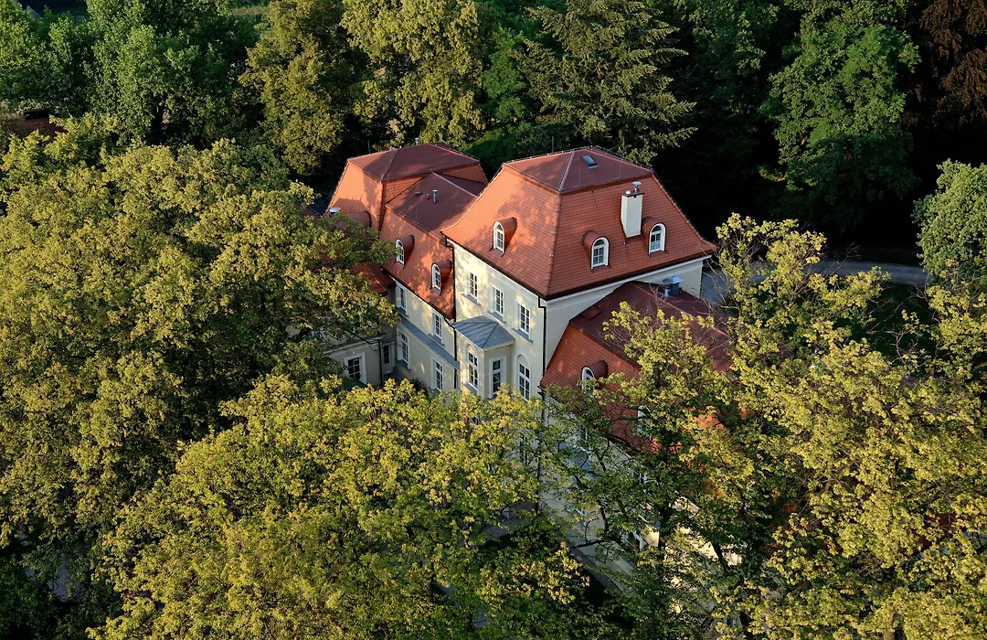 Dwor Sierakow-1