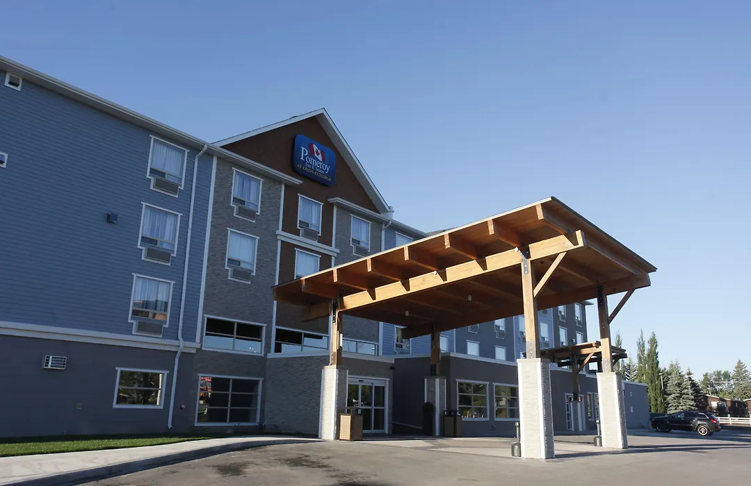 Pomeroy Inn & Suites At Olds College-1