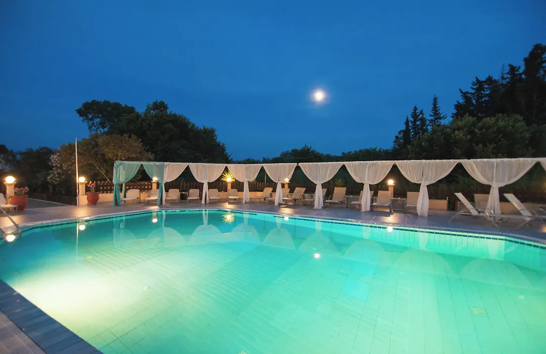 Sandy Beach Complex - Poolside Studios & Seaside Apartments-1